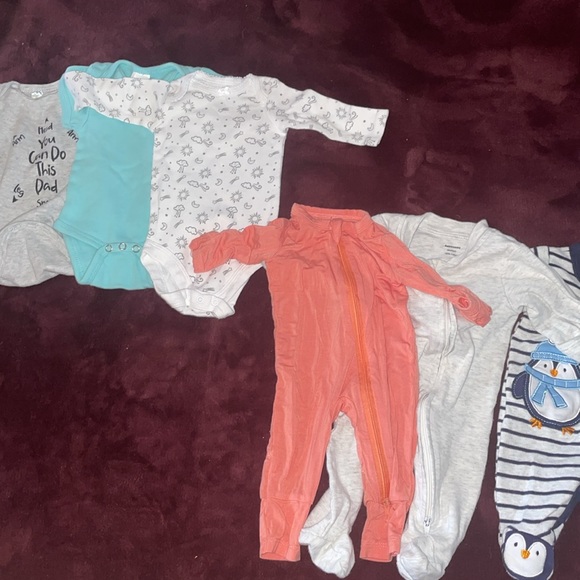 Lot of newborn onesies and footies - Picture 1 of 8